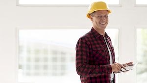 lächelnder Bauleiter